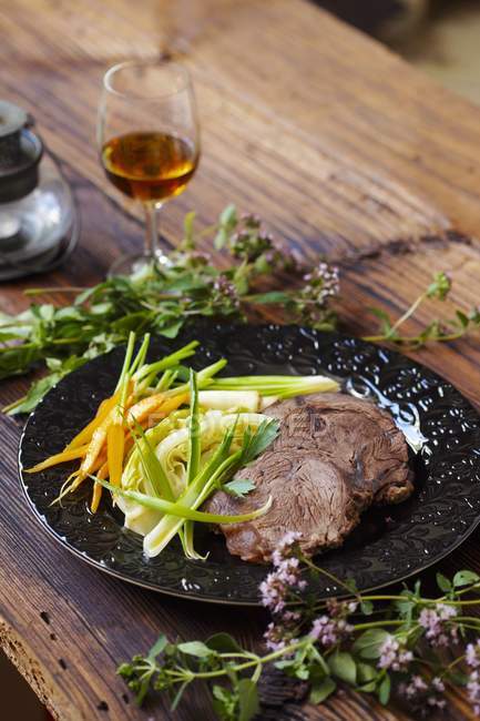 Rindfleisch mit Gemüse auf dem Tisch — Stockfoto