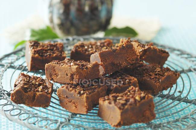 Vista close-up de café e doces de caramelo em rack de arame — Fotografia de Stock