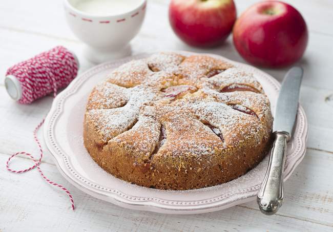 Apple pie dusted with icing sugar — Stock Photo