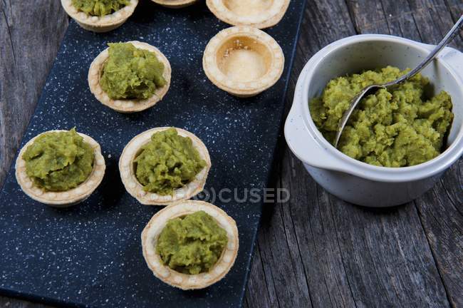 Mini tartlets with broccoli pure — Stock Photo