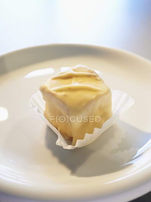 Pastel con glaseado de chocolate blanco - foto de stock