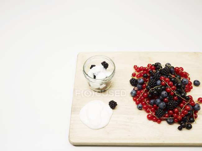 Bacche fresche in mucchio su tavola di legno — Foto stock
