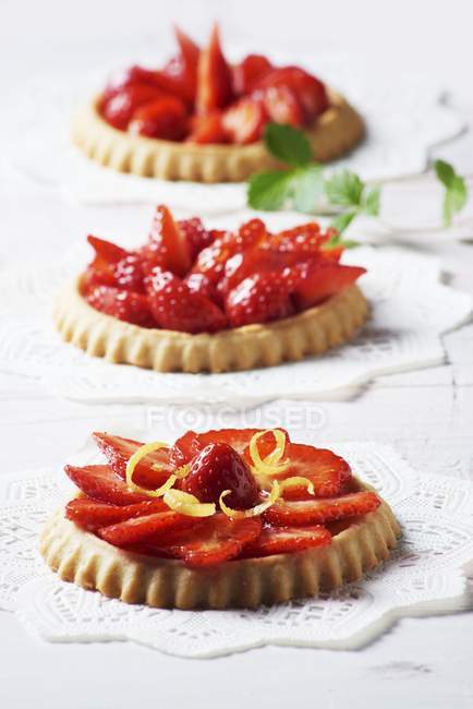 Tartelettes aux fraises avec zeste de citron — Photo de stock