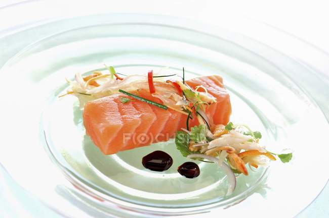 Lachs-Sashimi mit Sojasauce — Stockfoto