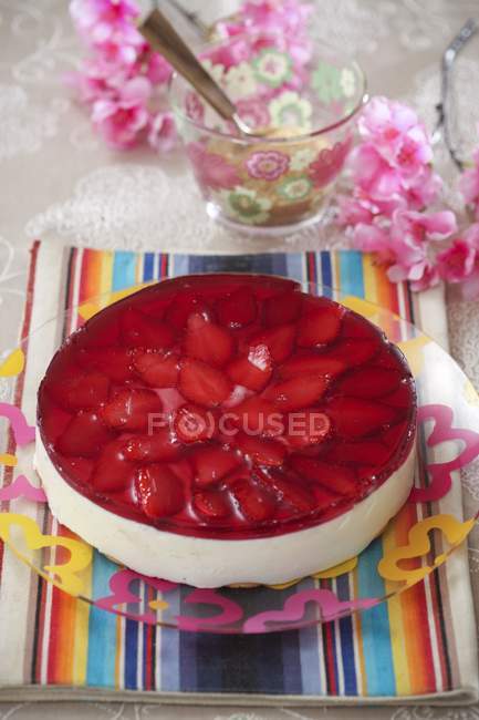 Cheesecake with strawberries and jelly — Stock Photo