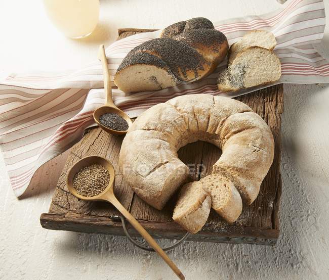 Wheat and sesame seed wreath loaf — Stock Photo