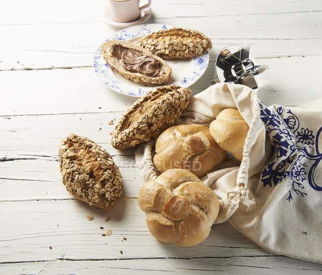 Rouleaux de pain blanc et rouleaux de muesli — Photo de stock