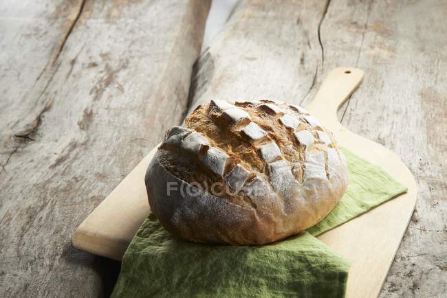 Hogaza redonda de pan de patata en escamas - foto de stock