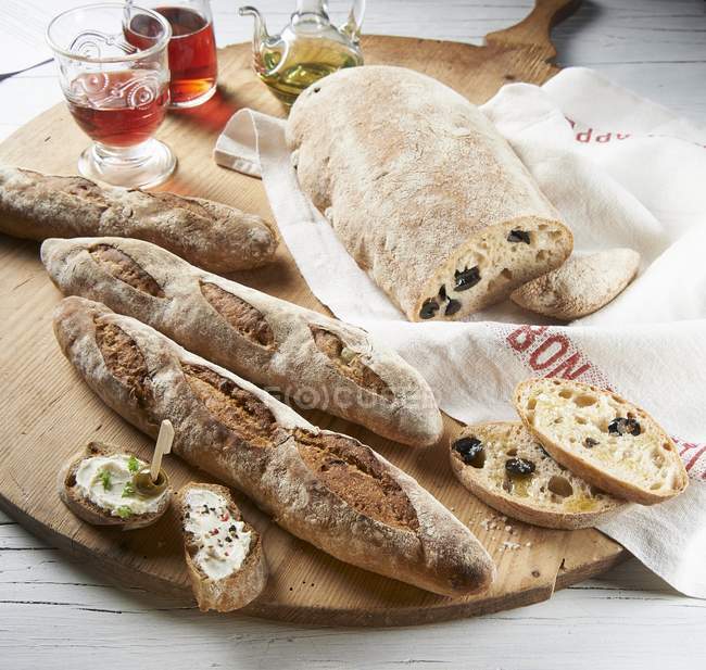 Сельский багет и хлеб — стоковое фото