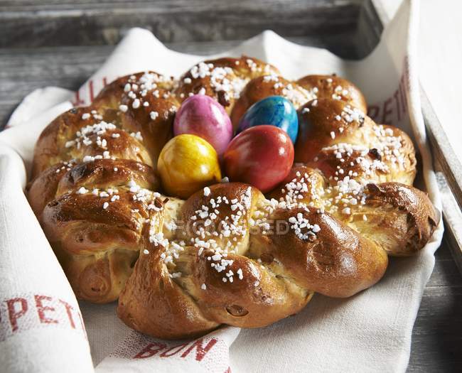 Vue rapprochée de la couronne de Pâques avec des pointes de sucre et des œufs colorés — Photo de stock