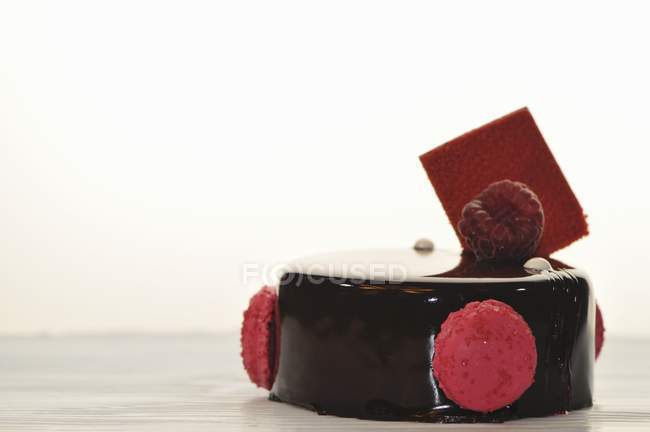 Cake with raspberry macaroons and raspberries — Stock Photo