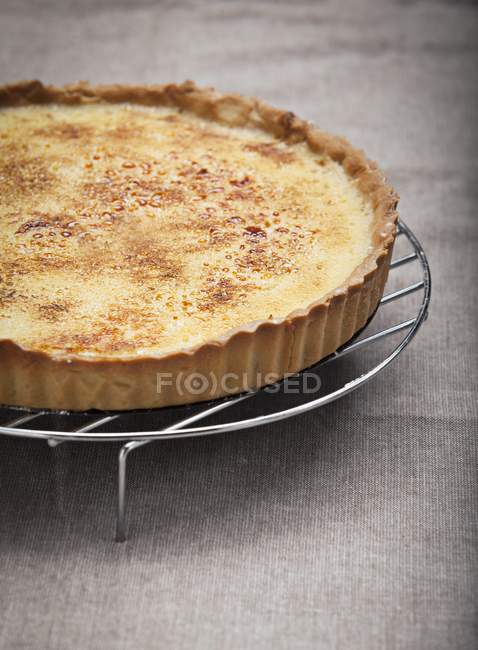 Close-up view of Tarte Brulee on wire cooling rack — Stock Photo