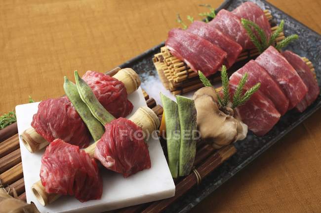 Carne di wagyu cruda su tappetino di bambù — Foto stock