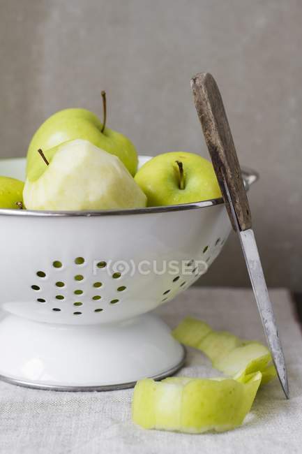 Manzanas frescas en colador - foto de stock