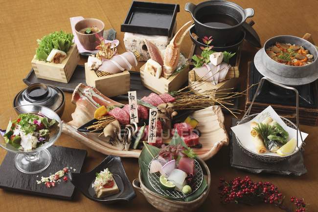 Vista elevata di piatti con insalata, sashimi e tempura di cozze — Foto stock