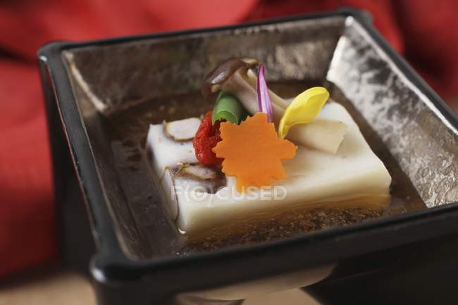 Vista de primer plano del aperitivo japonés Tofu Kaiseki - foto de stock