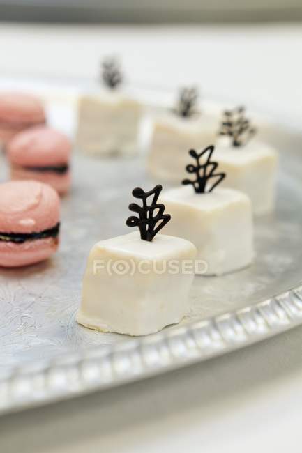 Petit fours and macaroons — Stock Photo