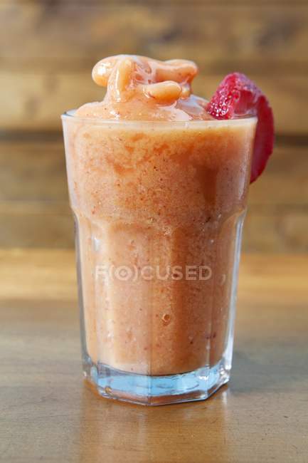 Персиковый коктейль с соком — стоковое фото