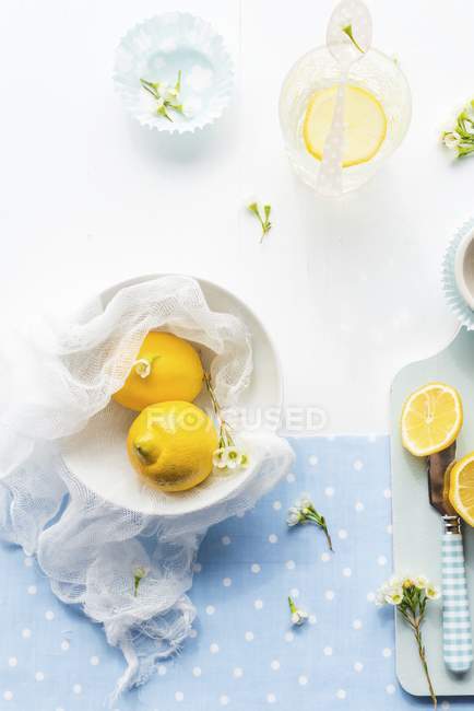 Lemons and summer flowers — Stock Photo