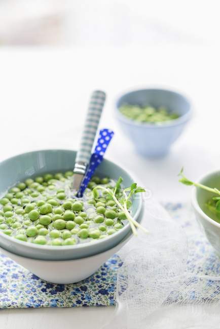 Peas in bowl of water — Stock Photo