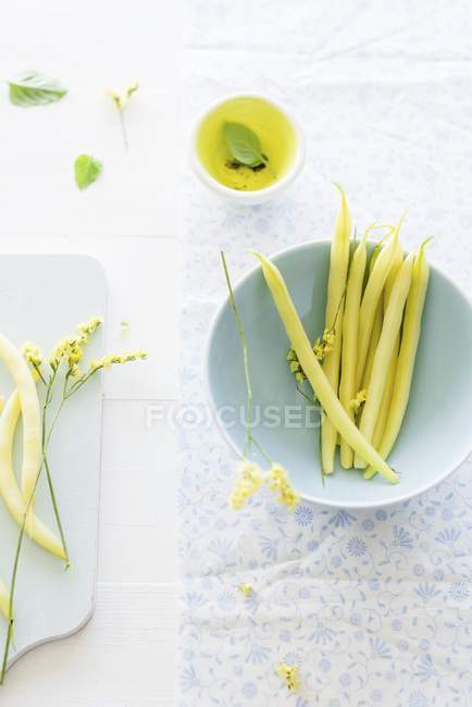 Желтые бобы харикос в миске — стоковое фото