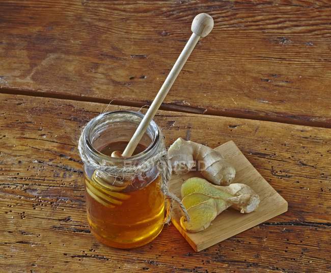 Honey and root ginger — Stock Photo