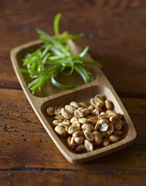 Erdnüsse und Frühlingszwiebeln — Stockfoto