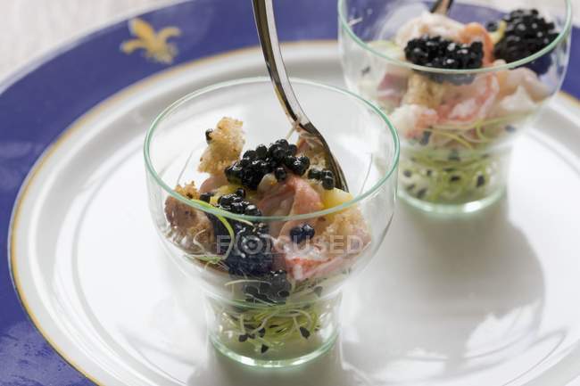 Салат з омарами в скляних мисках — стокове фото