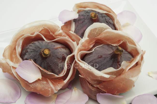 Figues enveloppées de prosciutto — Photo de stock