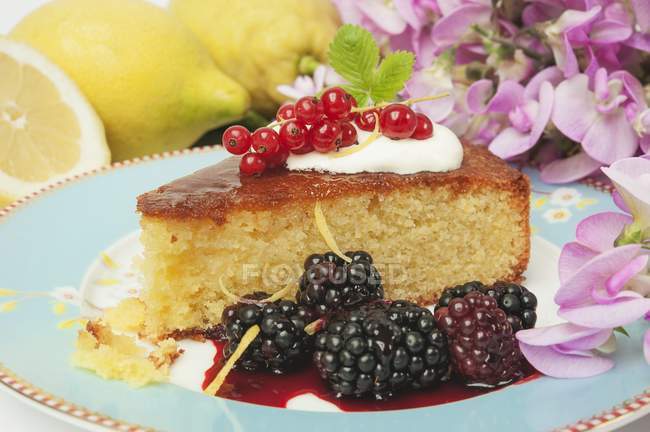 Zitronen-Polenta-Kuchen mit Früchten — Stockfoto