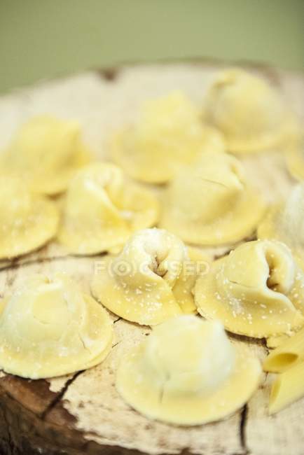 Сырая тортеллини-паста — стоковое фото