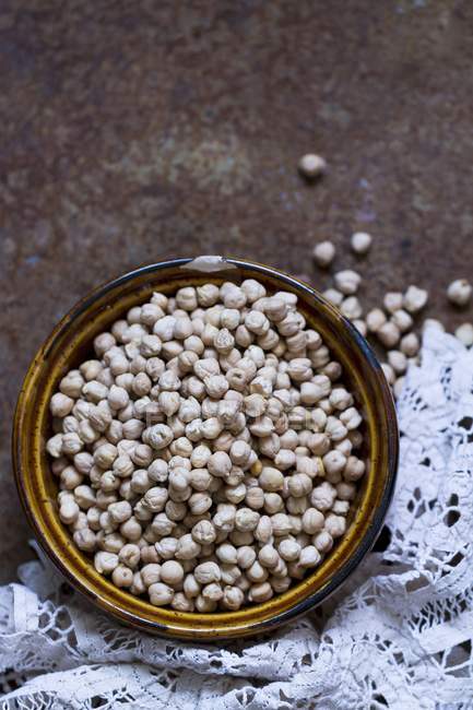 Dried chickpeas in a ceramic bowl — Stock Photo