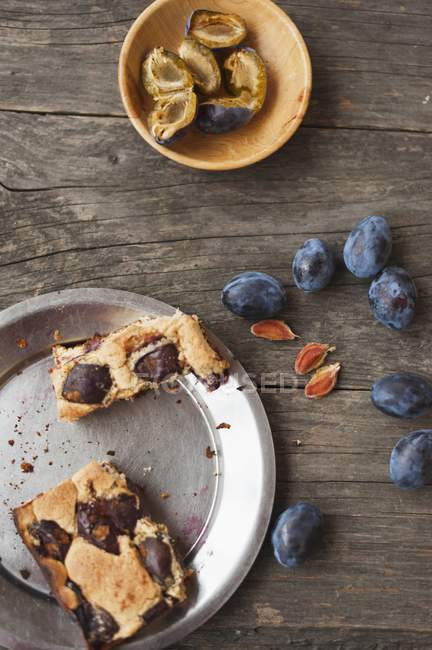 Tranches de gâteau aux prunes sur une plaque métallique — Photo de stock