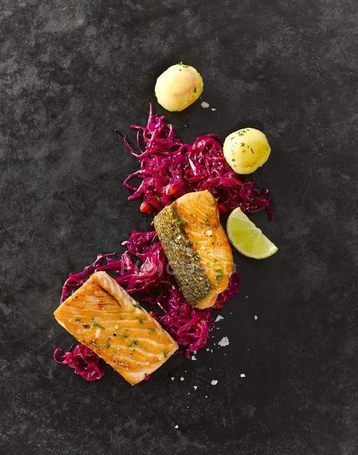 Salmon fillet with red cabbage — Stock Photo