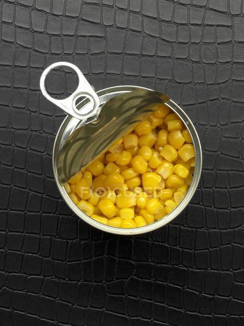 Вид сверху на открытую банку сладкой кукурузы — стоковое фото