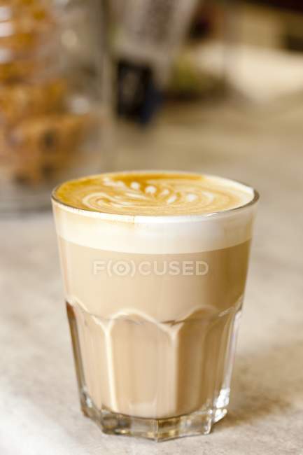 Verre de café latte — Photo de stock
