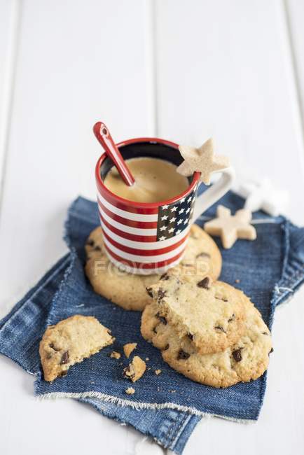 Closeup view of chocolate chip cookies with espresso — Stock Photo