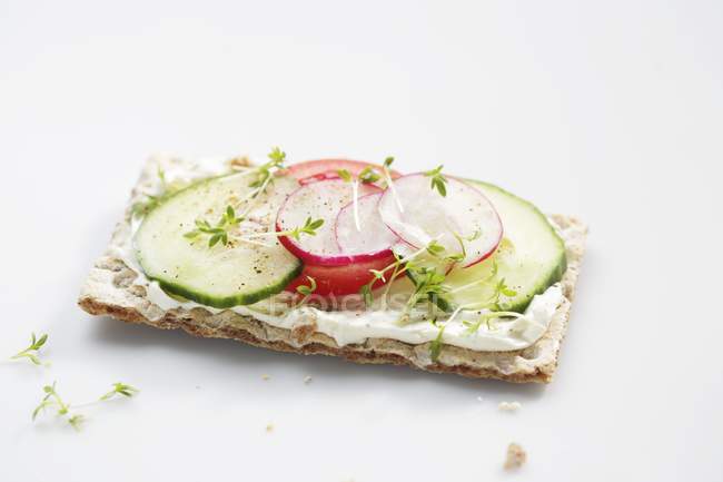 Crispbread topped with cucumber — Stock Photo