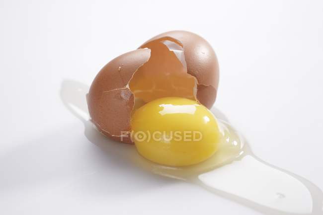 Сырое разбитое яйцо — стоковое фото
