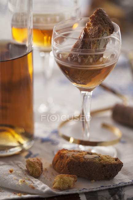 Biscuits and dessert wine — Stock Photo