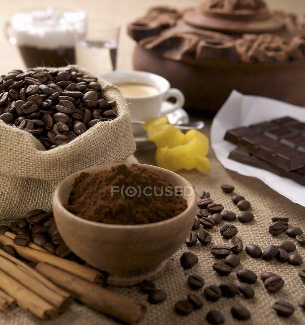 Closeup view of powdered coffee, beans and chocolate arrangement — Stock Photo