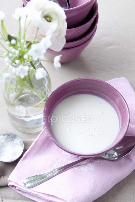 Soupe aigre dans un bol violet — Photo de stock