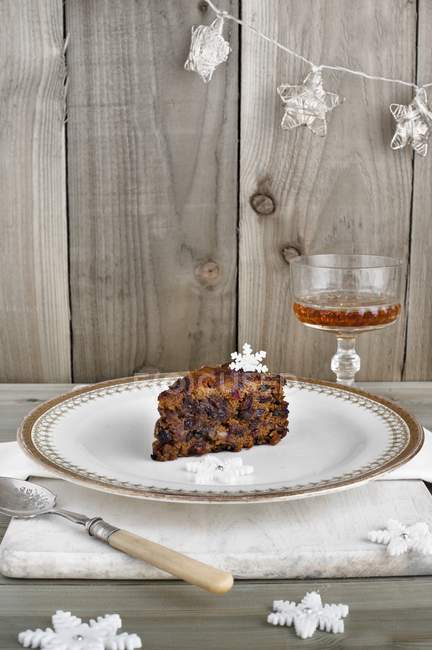 Gâteau aux fruits de Noël et un verre de sherry — Photo de stock