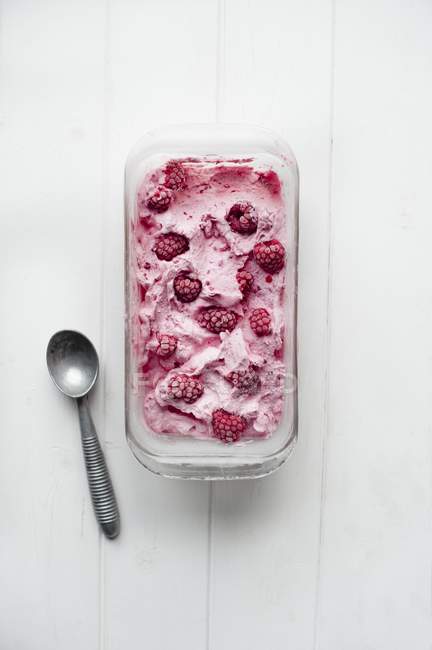 Frozen raspberry yogurt — Stock Photo
