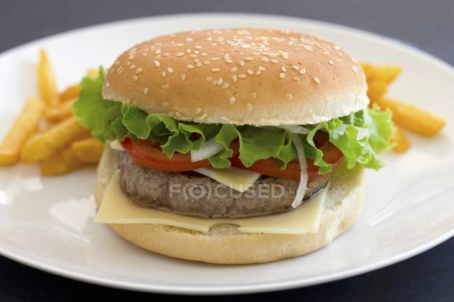 Cheeseburger con pomodori e lattuga — Foto stock