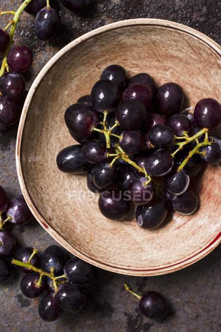 Red grapes in bowl — Stock Photo