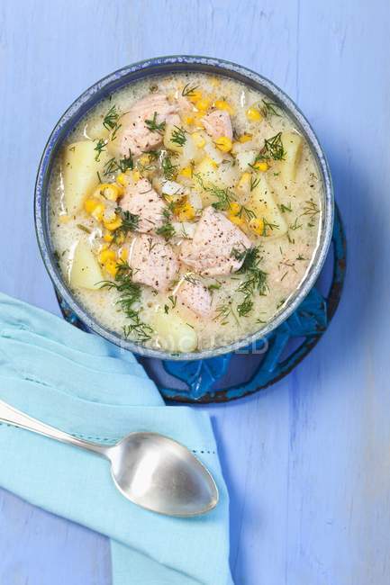 Sopa de patata con salmón - foto de stock