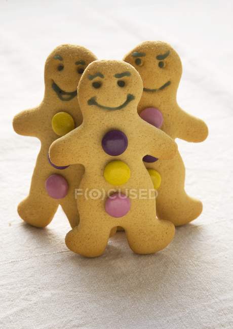 Gingerbread men with beans — Stock Photo