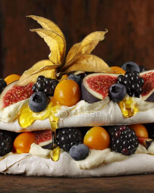 Pavlova with fruit and honey — Stock Photo