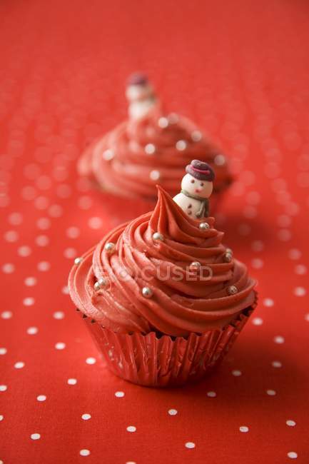Cupcakes decorated with silver pearls and snowmen — Stock Photo